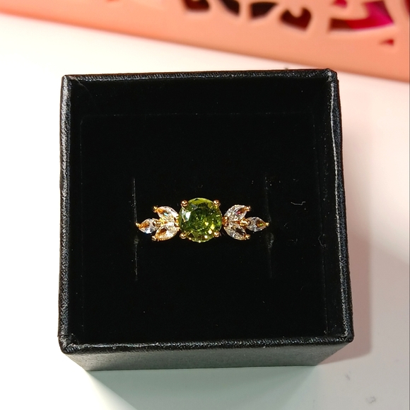 18K GOLD ROUND CUT GREEN PERIDOT ZIRCONIA RING SIZE 9 NWT - Picture 5 of 6